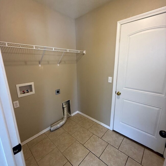 Building Photo - Quiet Country Living - Beautiful Available Now