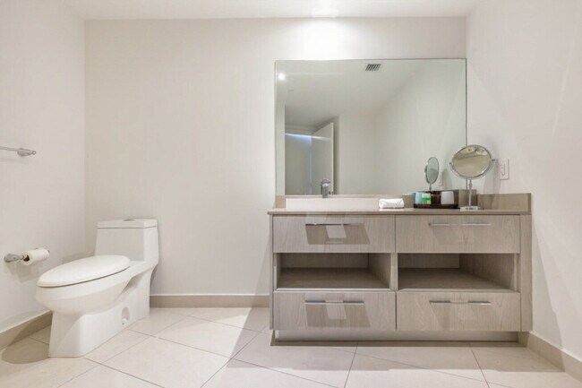 Building Photo - 4011 S Ocean Dr