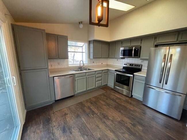 Building Photo - MUST SEE