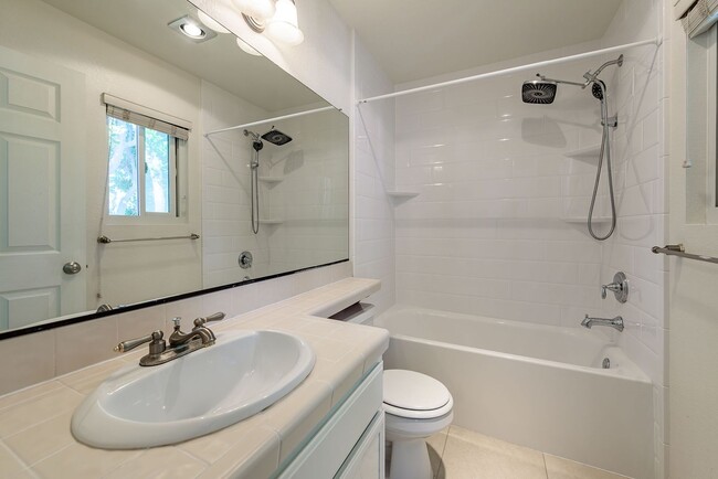 Building Photo - Convenient, Spacious Townhome for Rent in ...