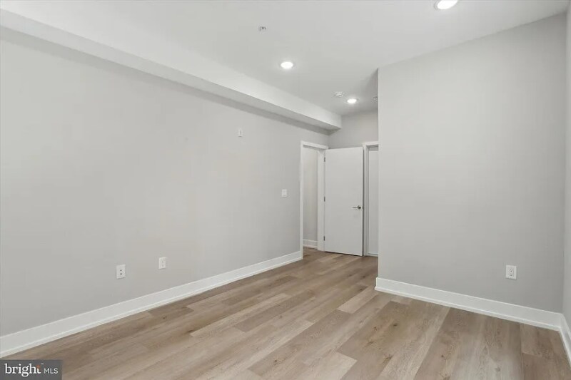 Building Photo - 401 E Walnut Ln