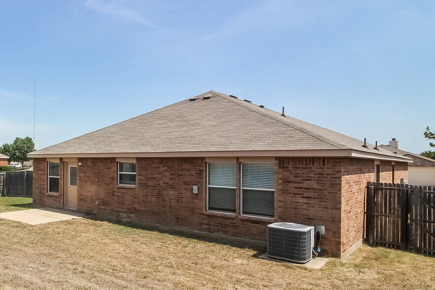 Building Photo - 1301 Burleson St
