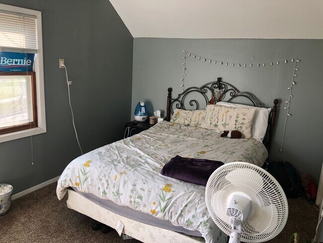 Building Photo - AVAILABLE JUNE - 2 BED 1 BATH