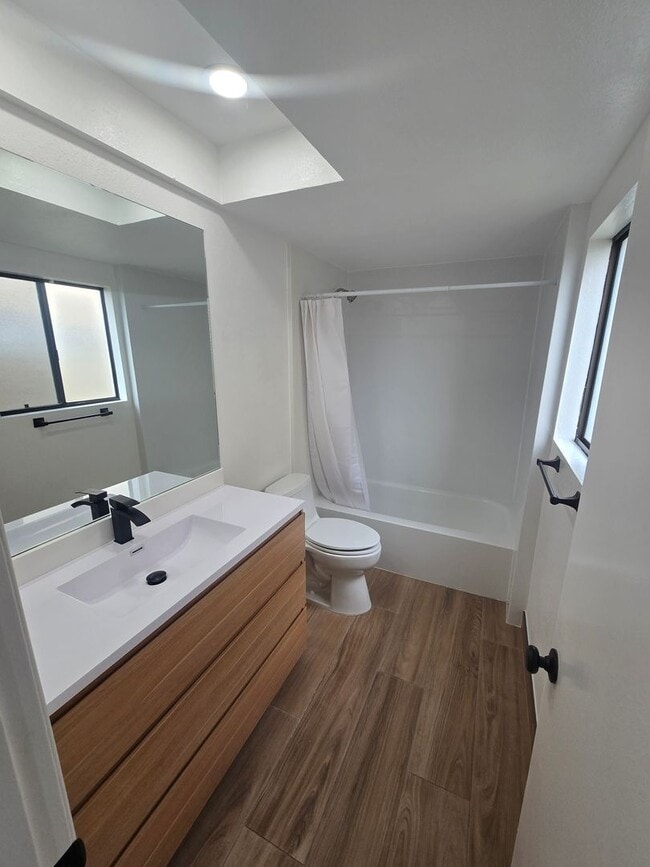 Building Photo - Remodeled 3 Bedroom 2 Bath 2 Story House, ...