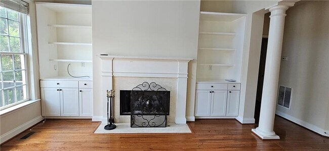 Building Photo - 647 Maple Grove Way