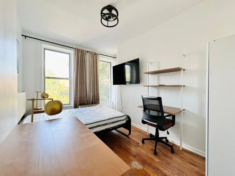 Building Photo - Furnished room/NOT APARTMENT