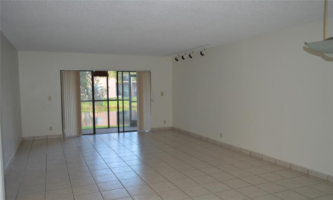 Building Photo - 305 Lakeview Dr