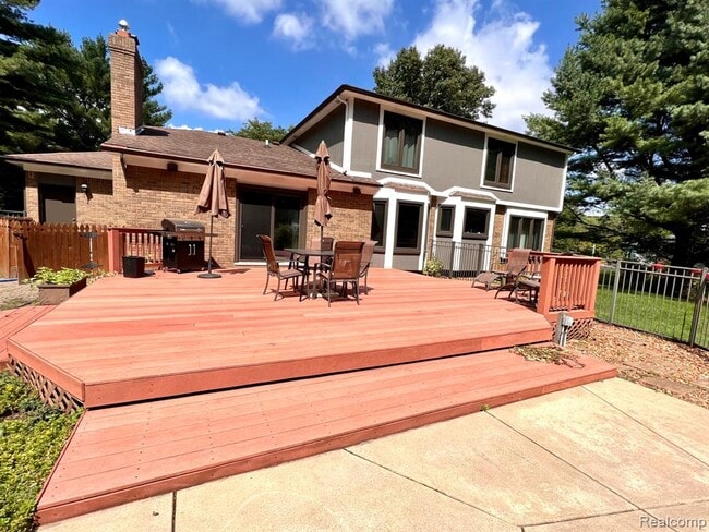 Building Photo - 6588 White Pines Dr