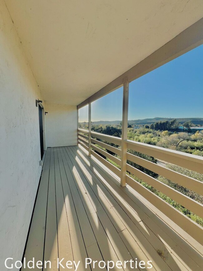 Building Photo - Welcome to this stunning duplex located in beautiful Bonsall!