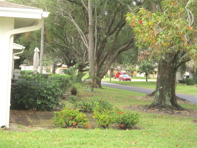 Building Photo - 2225 Lark Cir W
