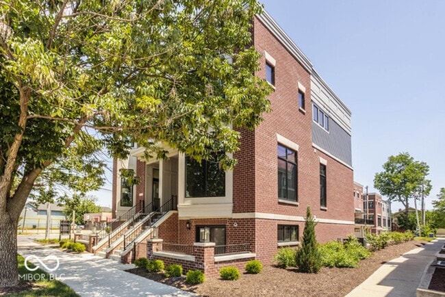 Building Photo - Beautiful townhome located off 16th and College. Pets allowed for an additional $1,000 non refund...