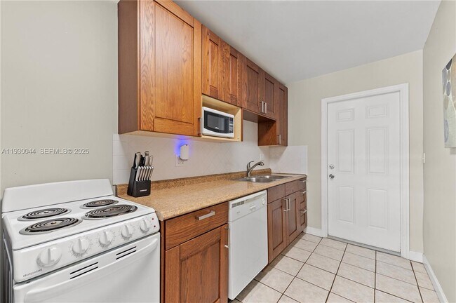 Building Photo - 1125 NE 5th Ave