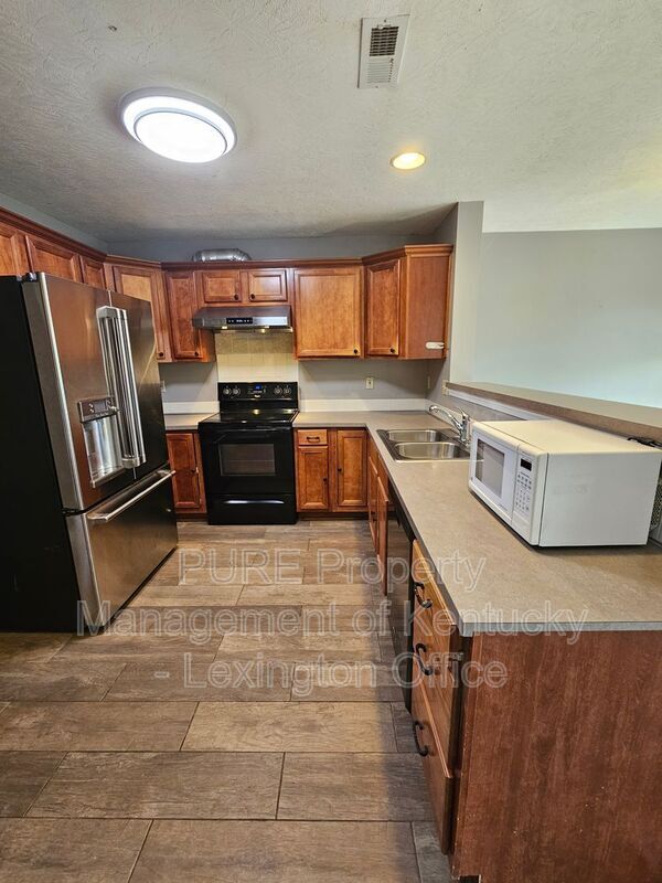 Building Photo - 528 Newbury Way