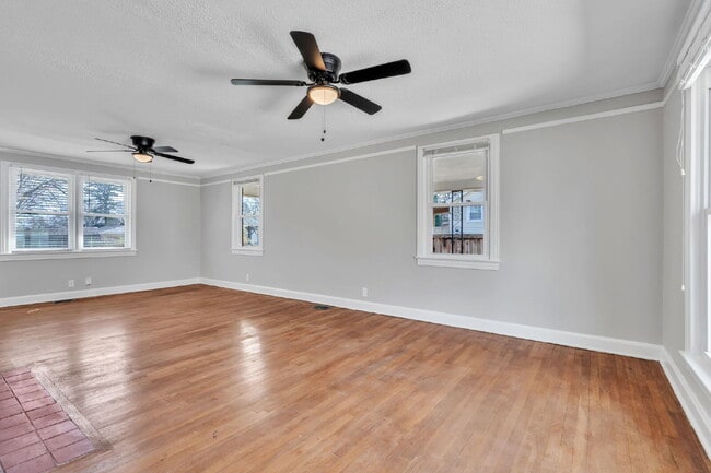 Building Photo - 3BR/2BA in Prime Taylors Location! Minutes From Everyday Conveniences! $1895/mo rent