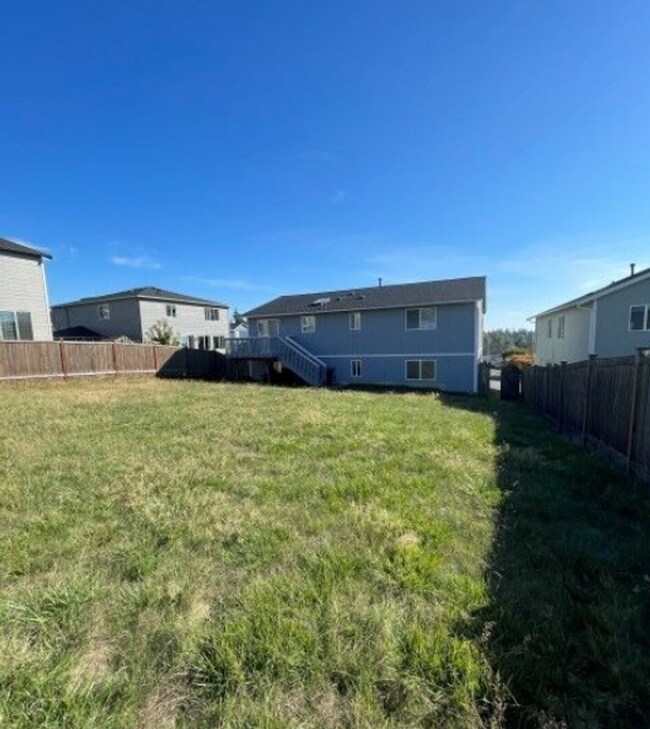 Building Photo - Spacious 3BD 2BA