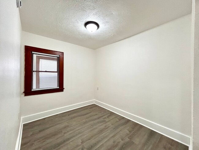 Building Photo - 1663 6th St