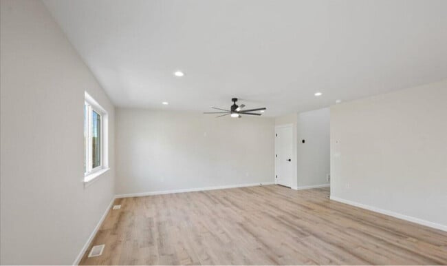 Building Photo - 323 Ashbrook Dr