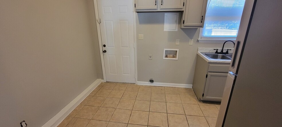 Building Photo - 3923 Overland Hts