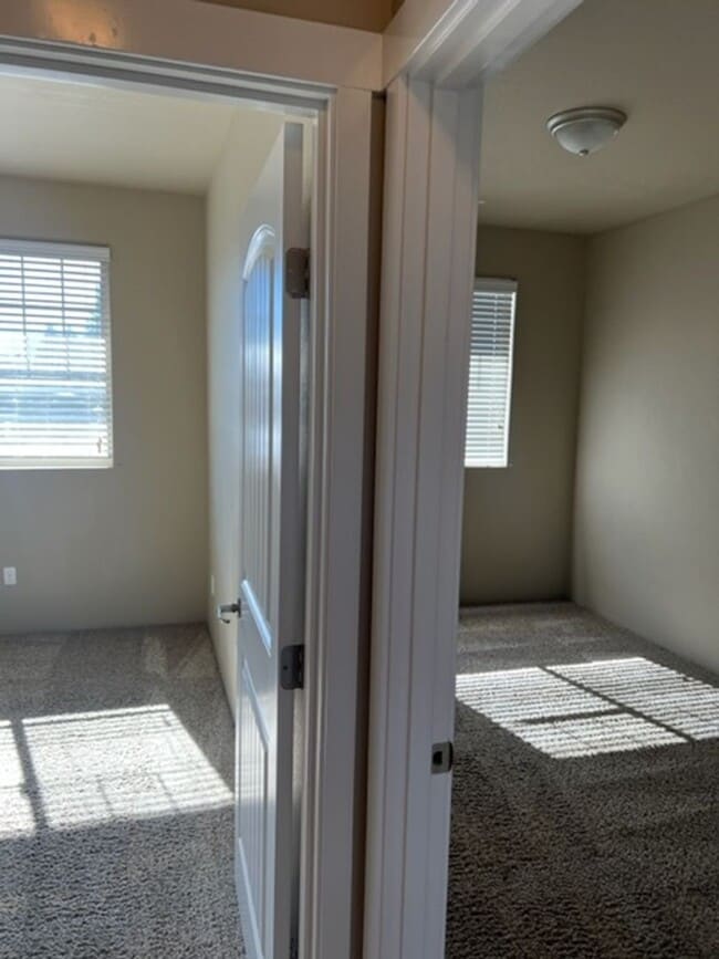 Building Photo - 3 LEVEL CONDO W/ UPGRADES, GARAGE/ FENCED ...