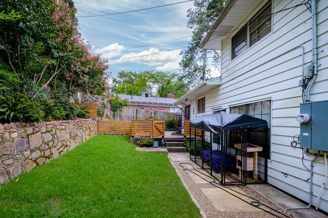 Building Photo - 312 Schoolwood Ln