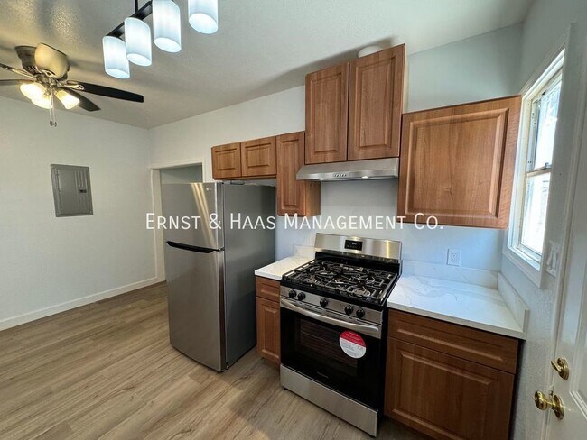 Building Photo - 1405 1/2 Olive Ave.-