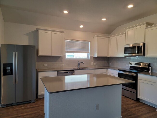 Building Photo - 105 Ulmus St