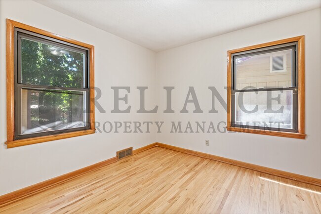 Building Photo - 860 Fabrique St