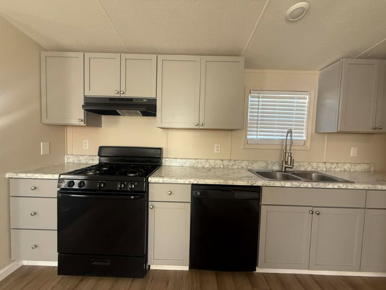 Building Photo - 1236 N Oaklane Rd