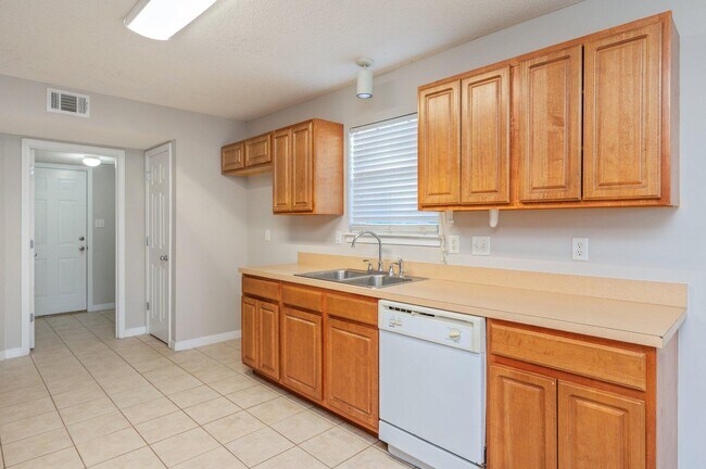 Building Photo - 546 Tikell Dr