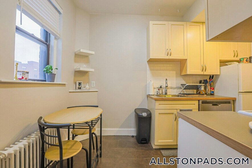 Building Photo - 11 Gorham St