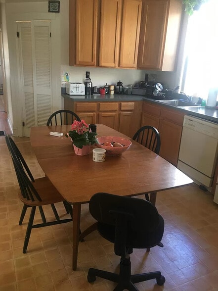 Building Photo - 2319 W School St