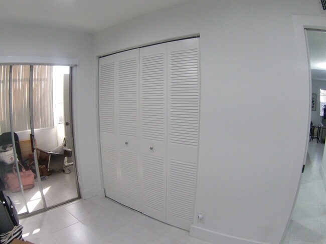 Building Photo - 541 Normandy L