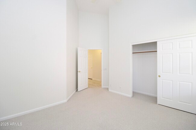 Building Photo - 902 E Desert Flower Ln