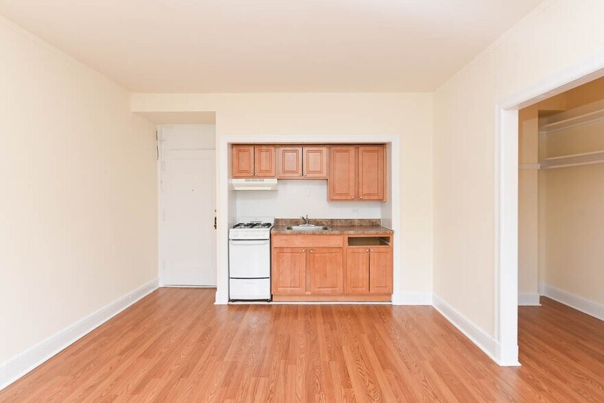 Building Photo - 3335 W Diversey Ave