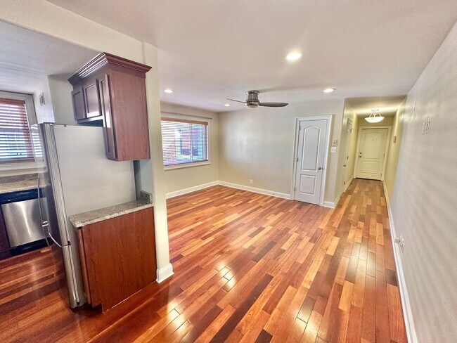 Building Photo - Enchanting Eckington 1 Bedroom Modern Condo w/Washer & Dryer