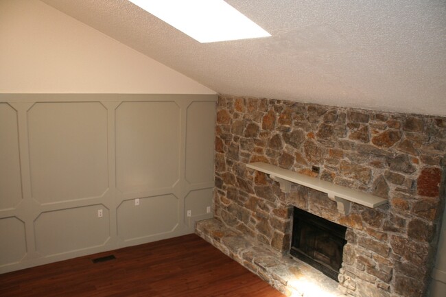 Building Photo - Massive 3 bedroom duplex with living room ...