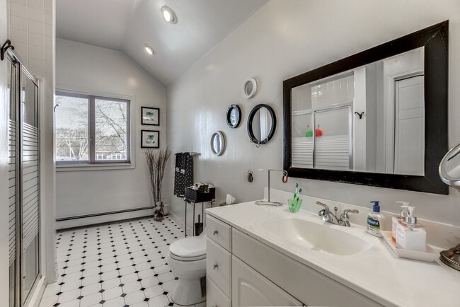 Building Photo - 11 Beethoven Ave