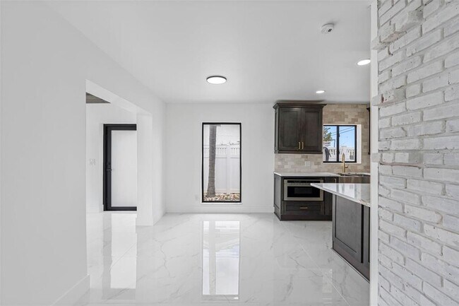 Building Photo - 520 115th Ave