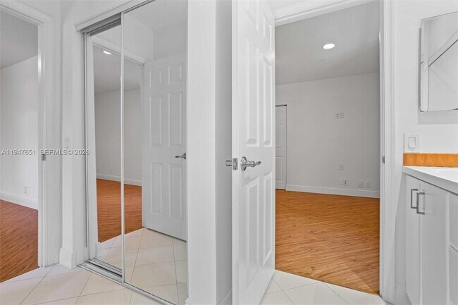 Building Photo - 926 Marina Dr