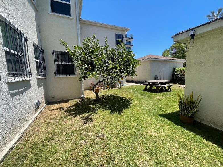 Building Photo - 5904 San Vicente Blvd