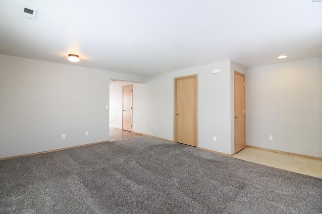 Building Photo - 3 Bed/2 Bath Rambler in West Pasco