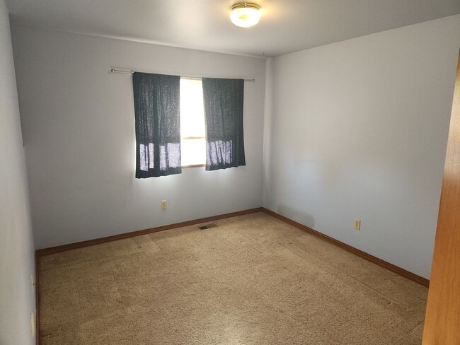 Building Photo - N/E home with 4 bed, 4 baths, 2 car garage!