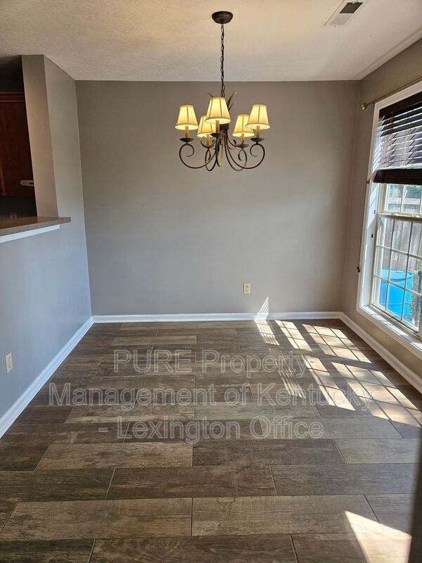 Building Photo - 528 Newbury Way