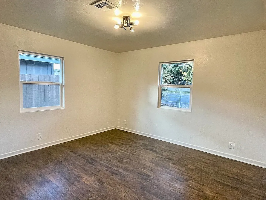 Building Photo - 325 SE M St