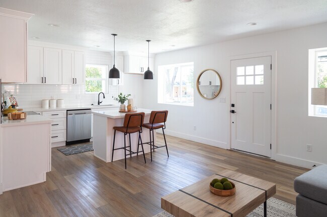 Building Photo - 193 S 400 W