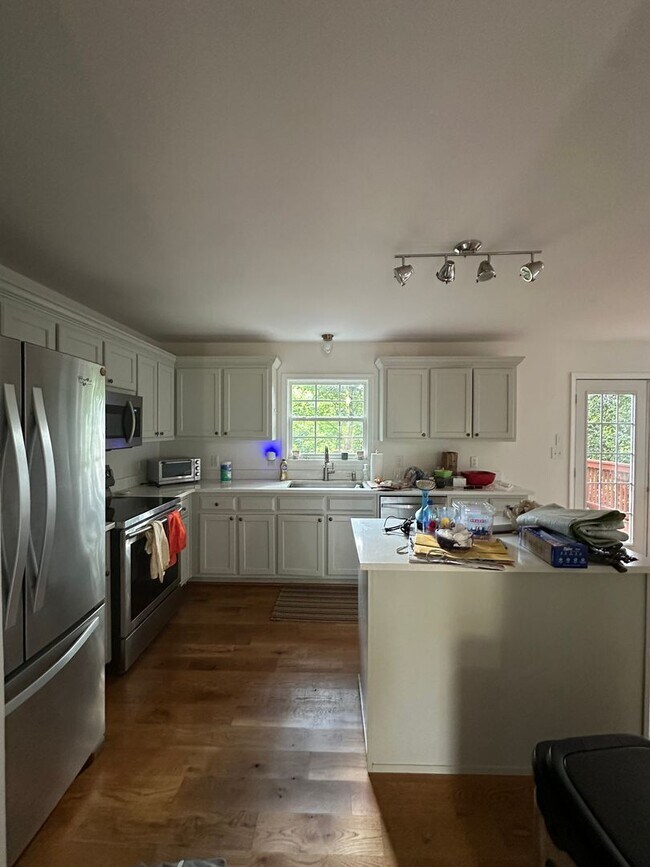Building Photo - 250 Hodgson Dr