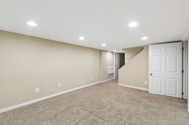 Building Photo - 557 E Royal Forest Blvd