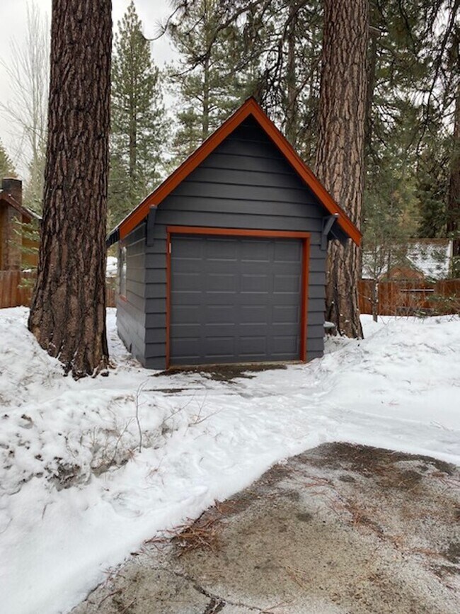 Building Photo - Lovely 3 Bedroom Home with Upgrades Throug...