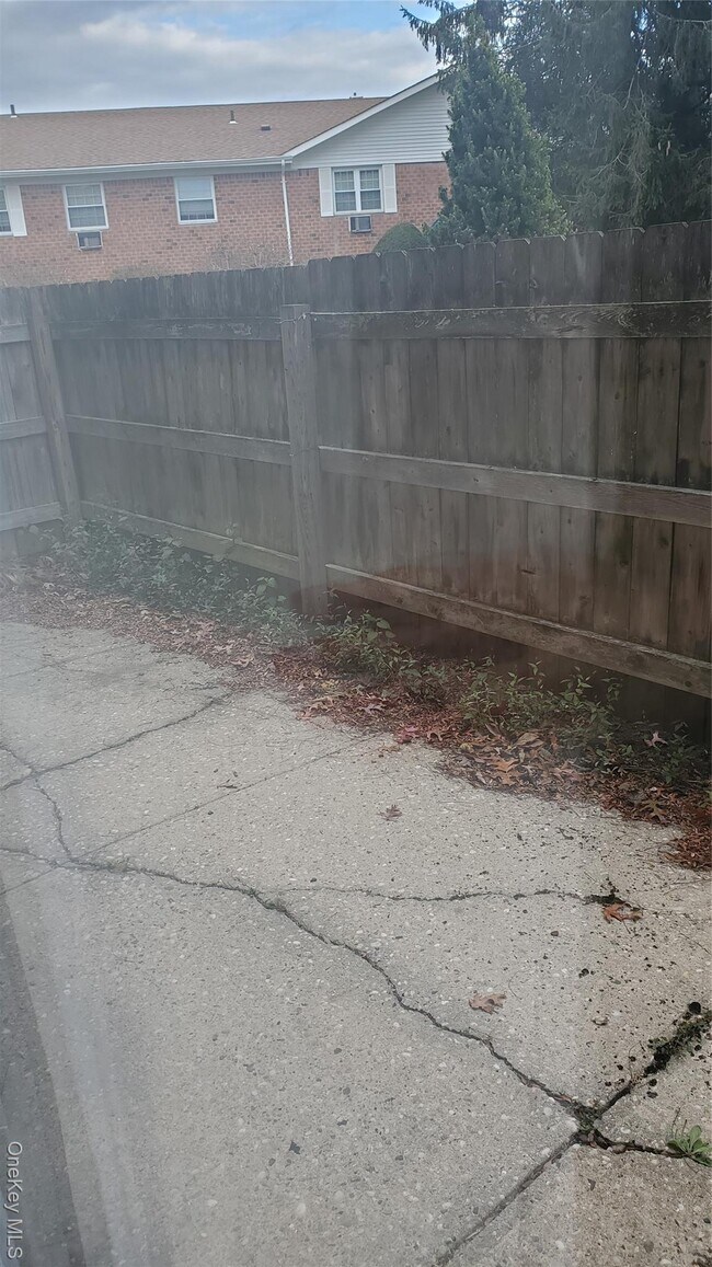 Building Photo - 460 Old Town Rd