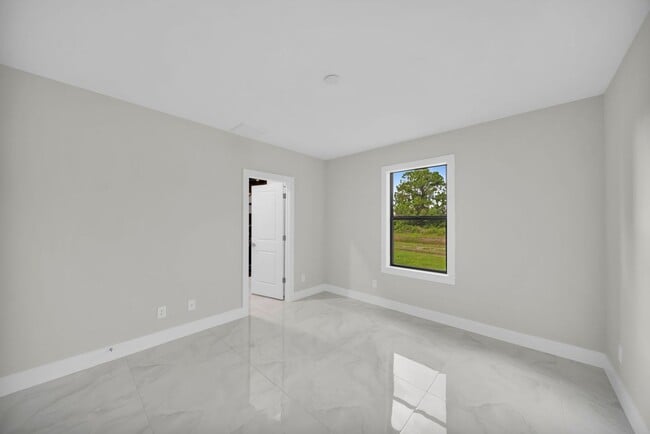 Building Photo - 462 Lampion Ave S